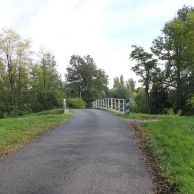 Vous venez du carrefour de la route de Bellegarde, vous allez vers le pont sur le canal